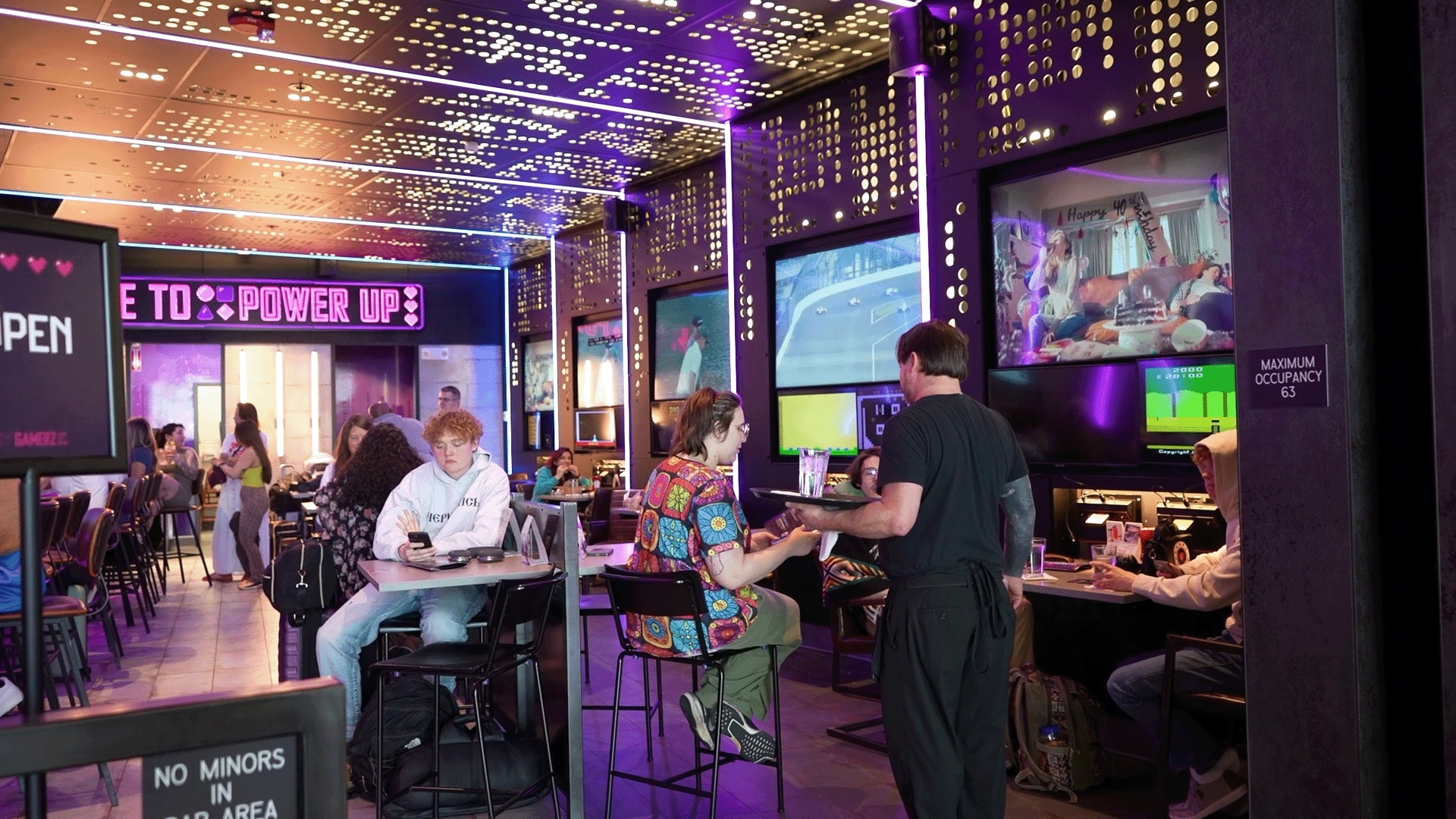 Sky Gamerz features retro games, delicious appetizers and drinks that level up the pre-flight experience. #newdaynw