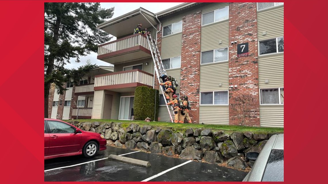 Fire crews rescue multiple people trapped in Federal Way apartment fire
