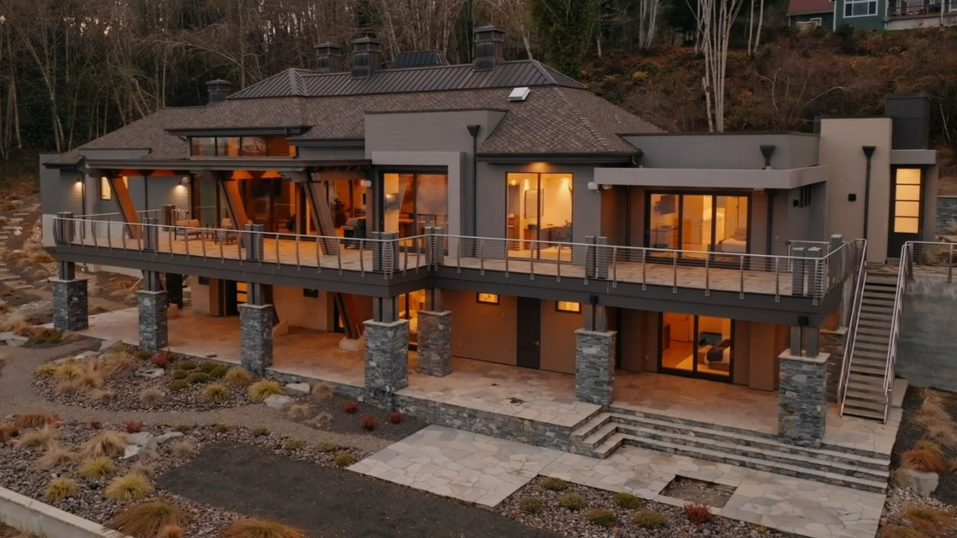 The house has 12-foot windows to make the most of its mountain views. #k5evening