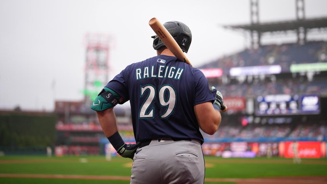 Cal Raleigh now eyes more history after breaking MLB catcher HR record ...