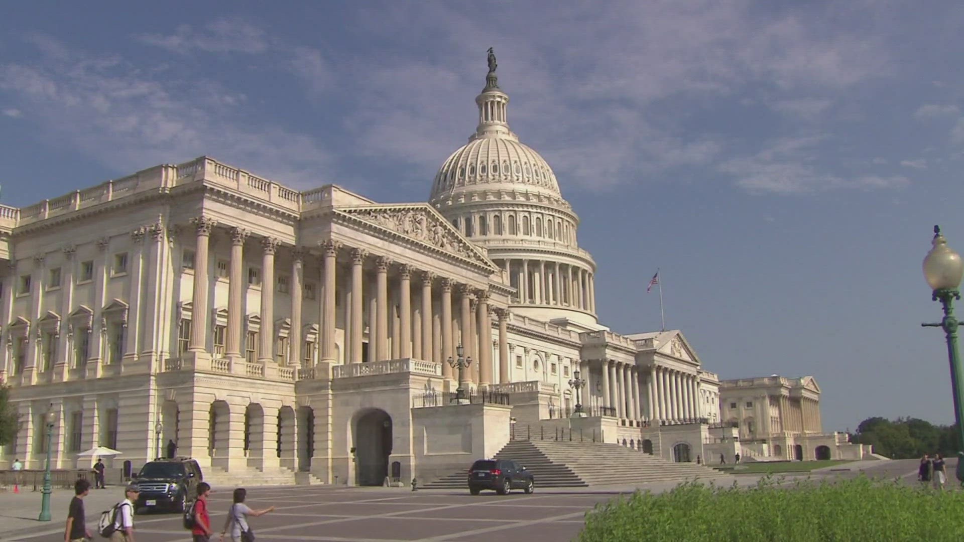 More than 116,000 federal employees living in Washington state could lose their paychecks should the government shut down on Saturday.