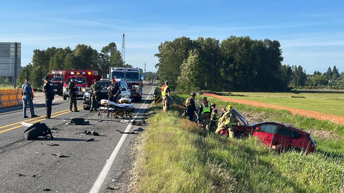 Head-on crash injures 3 people in Snohomish
