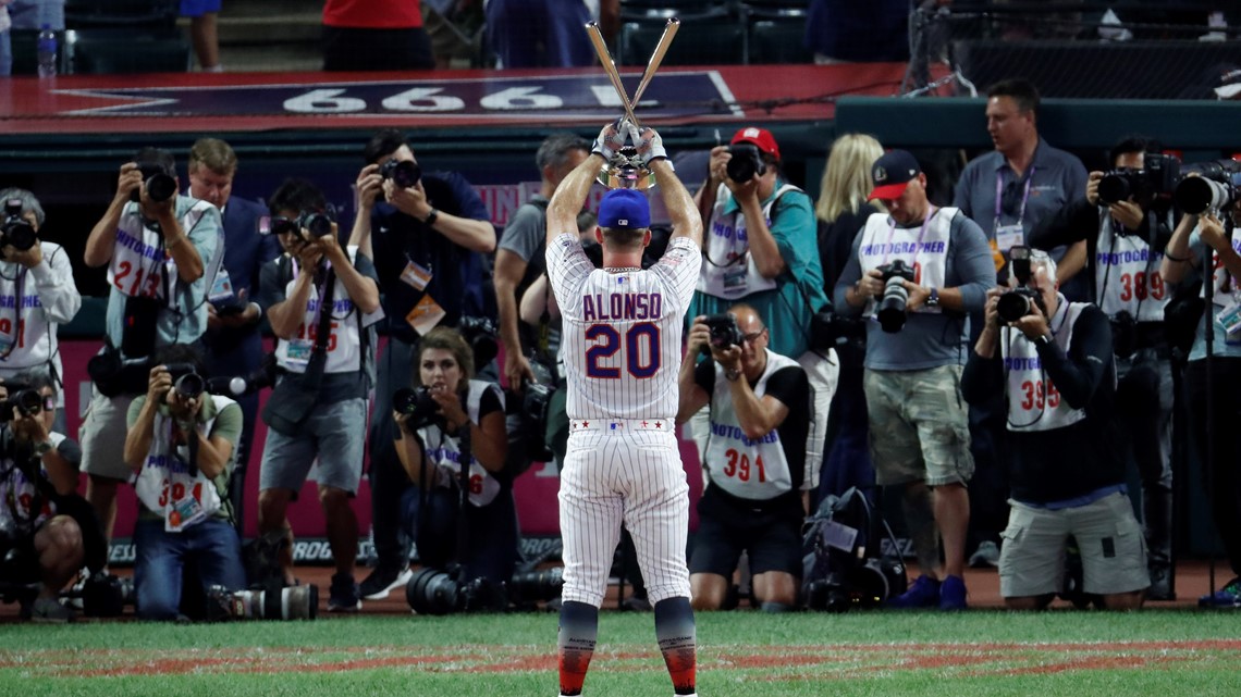 Download New York Mets rookie Pete Alonso celebrates a homerun Wallpaper