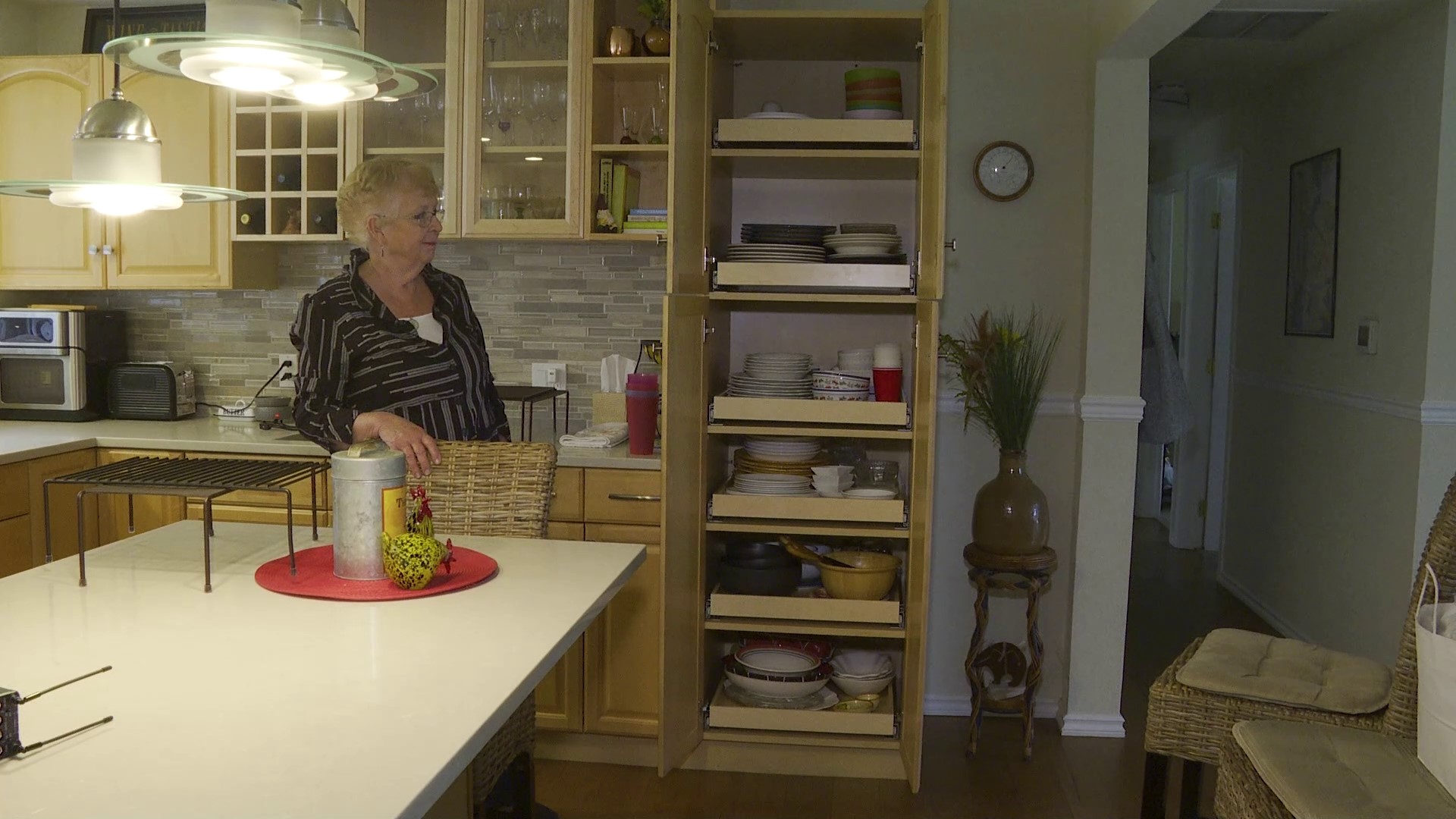 We recently met Pamela in Kirkland whose kitchen storage just wasn't working for her. She called our friends at ShelfGenie to help out! Sponsored by ShelfGenie.