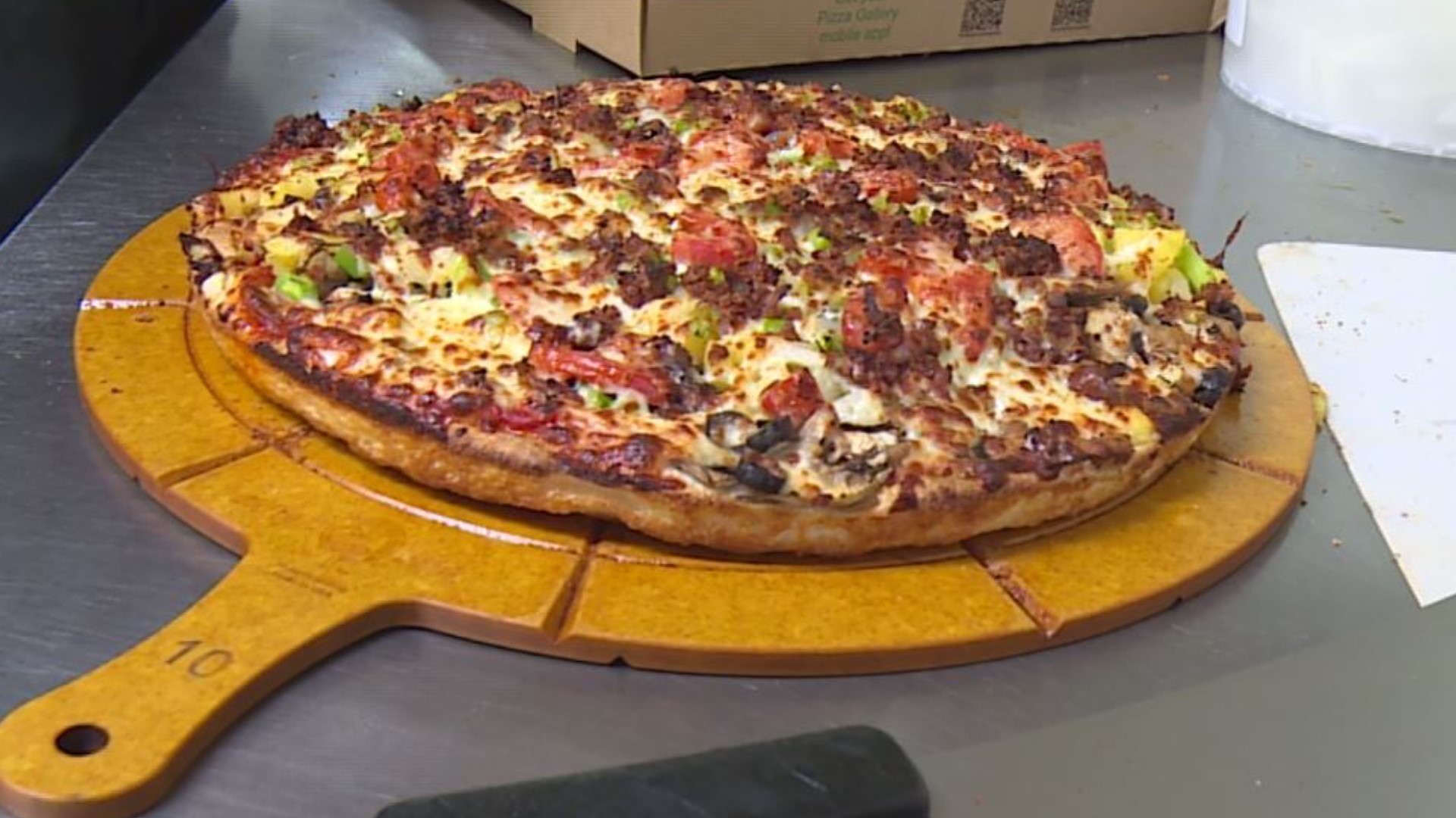 Bet You Can T Finish A 5 Pound Masterpiece From Burien S Pizza Gallery King5 Com