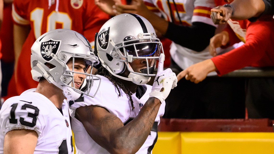 Raiders' Davante Adams shoves media member, apologizes post game - Vimarsana News