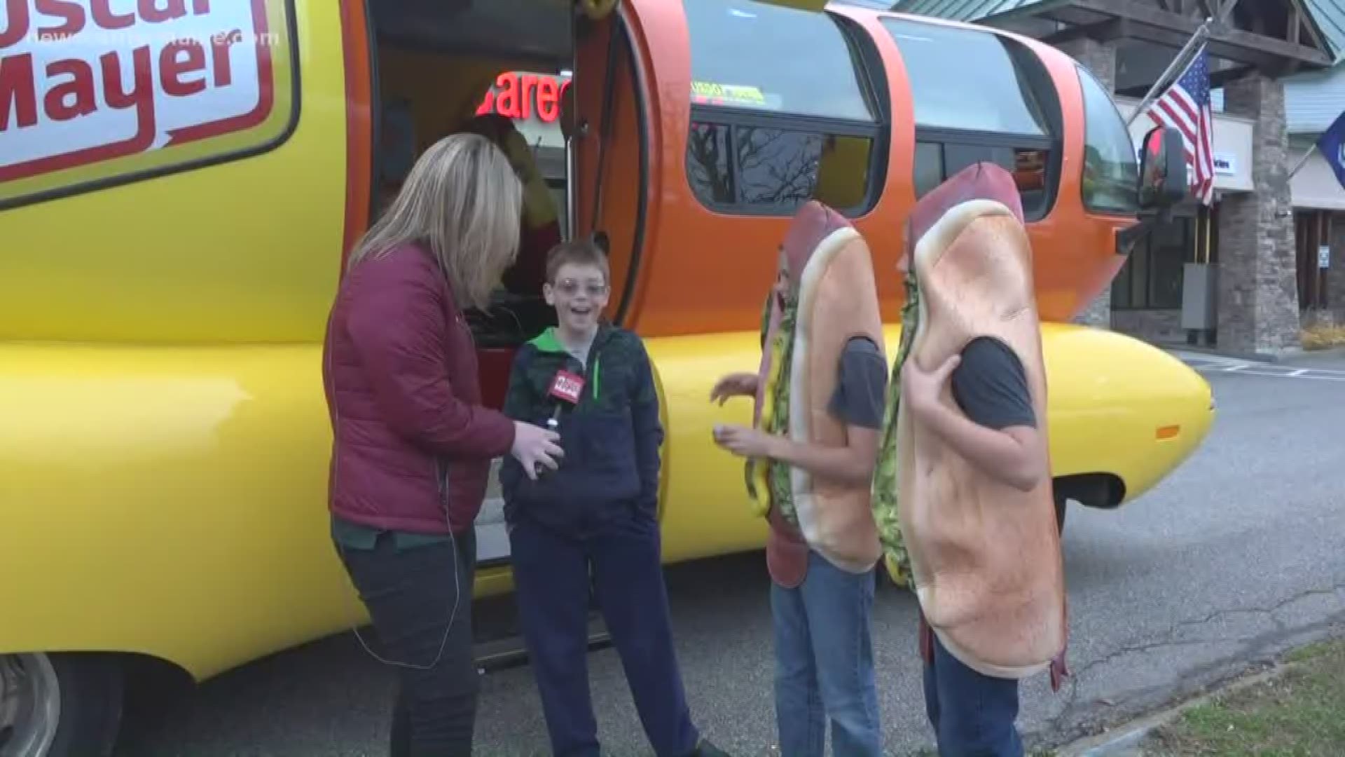 Kid dresses up as hot dog in school picture, gets surprise visit from Oscar Mayer