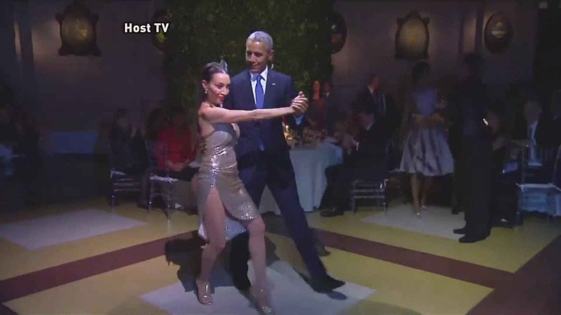 During a state dinner in Argentina, President Obama showed off his dancing shows.